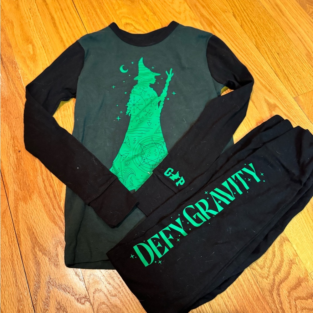 Gap Defying Gravity Pajama Set